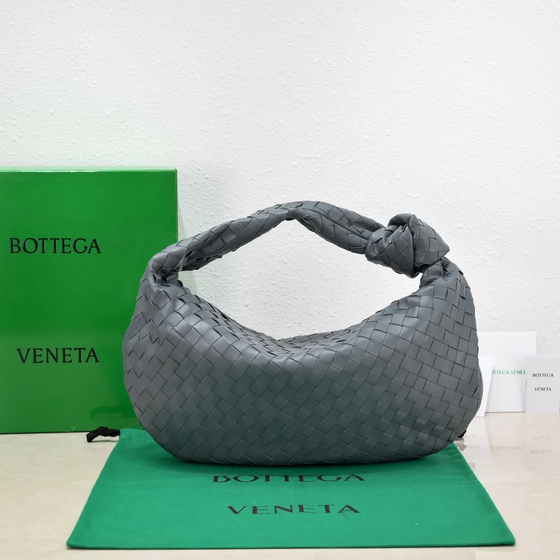 Batch 1860 Early spring new products#, cool style, retro style, full of vitality, free and easy, distinctive personality brings multi-layered charm to daily wardrobe~ 🔝The soft and flowing fabric conveys a soft touch# A relaxed and comfortable feeling is newly interpreted in the silhouette· Croissant woven sheepskin Size: Width 40 Height 48 Thick 16 [6698#]